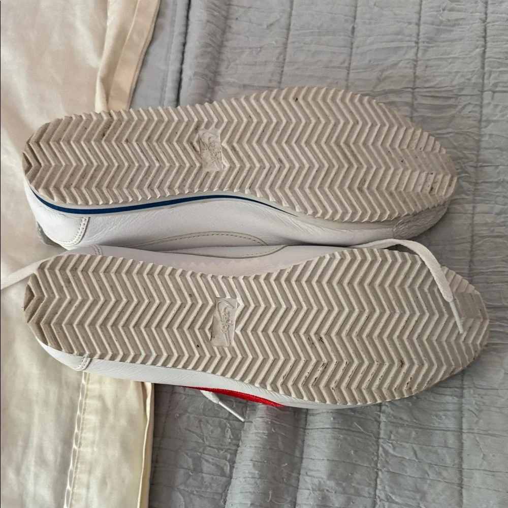 Nike Retro Men's White Sneakers with Red and Blue Accents - Picture 4 of 5